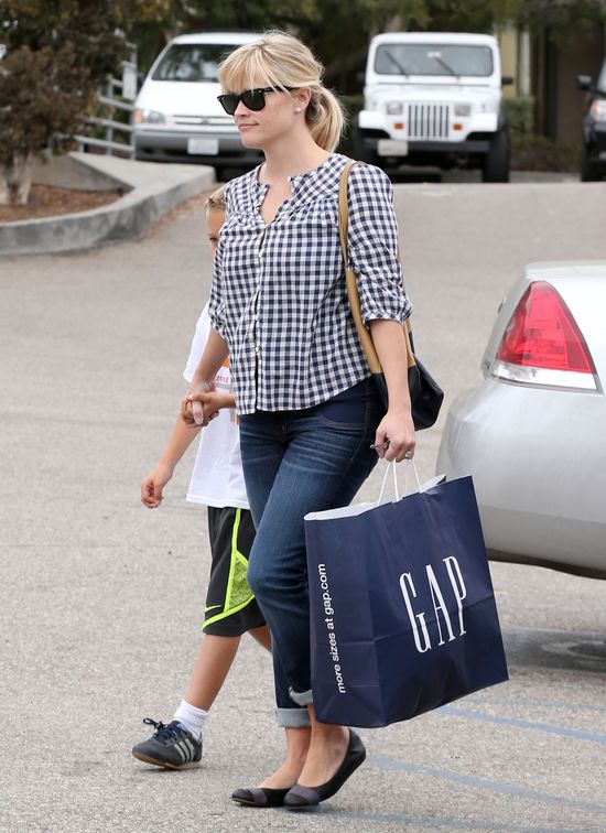 Reese Witherspoon po porodzie nie wygląda na gwiazdę (FOTO)