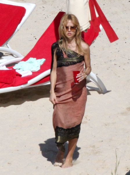 Rachel Zoe wstydzi się pokazywać ciało na plaży? (FOTO)