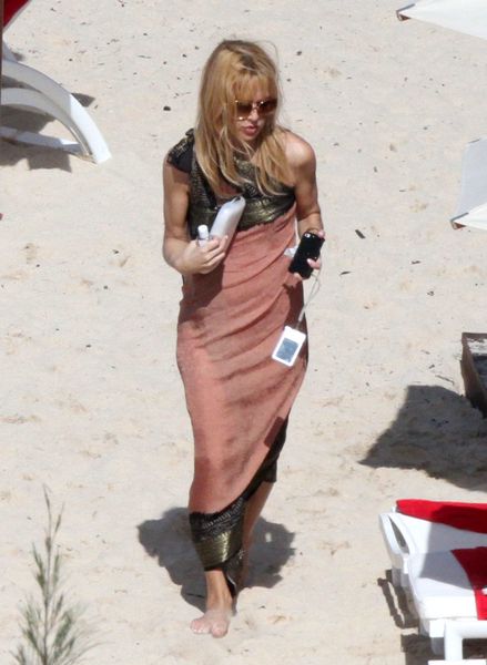 Rachel Zoe wstydzi się pokazywać ciało na plaży? (FOTO)