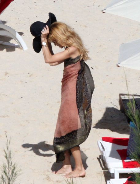 Rachel Zoe wstydzi się pokazywać ciało na plaży? (FOTO)