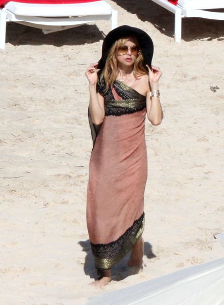 Rachel Zoe wstydzi się pokazywać ciało na plaży? (FOTO)