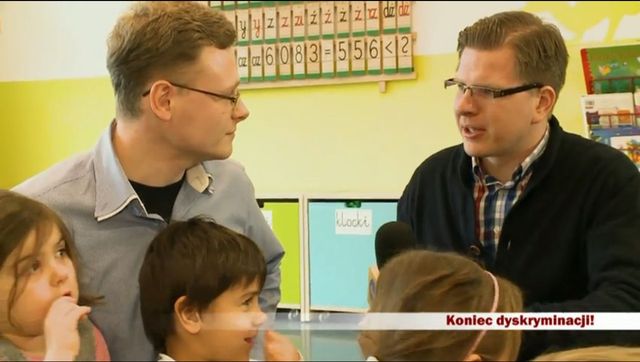 Filip Chajzer tańczy na rurze