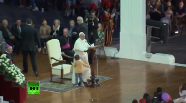 Ten chłopiec zajął krzesło papieżowi! (VIDEO)