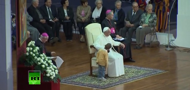Ten chłopiec zajął krzesło papieżowi! (VIDEO)