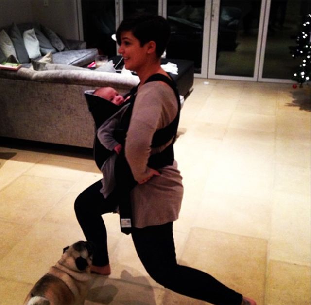Frankie Sandford ćwiczy z dzieckiem w nosidle (FOTO)