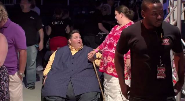 Otyły uczestnik X-Factor obiecał coś Simonowi Cowellowi Otyły uczestnik X-Factor obiecał coś Simonowi Cowellowi