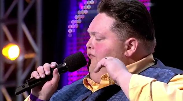 Otyły uczestnik X-Factor obiecał coś Simonowi Cowellowi Otyły uczestnik X-Factor obiecał coś Simonowi Cowellowi