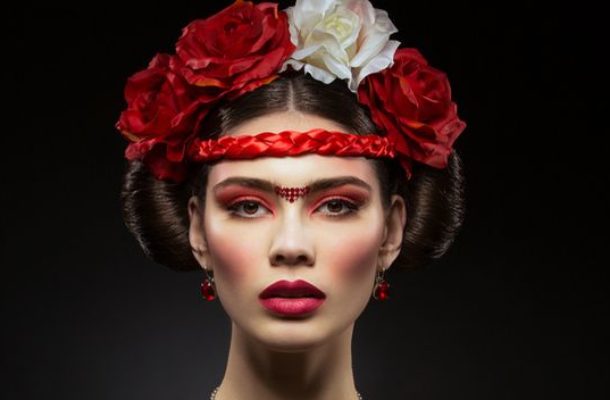 Wielki powrót monobrwi a la Frida Kahlo!