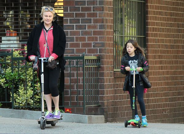 Żona Hugh Jackmana z córką na hulajnogach (FOTO)
