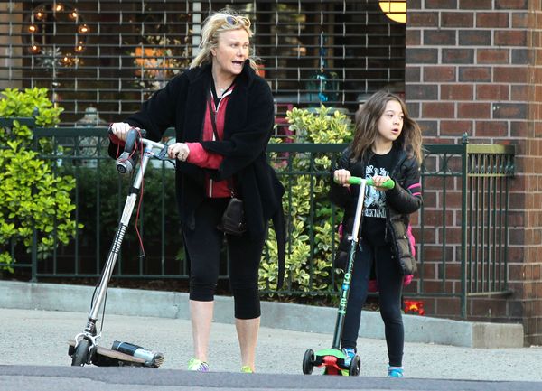 Żona Hugh Jackmana z córką na hulajnogach (FOTO)