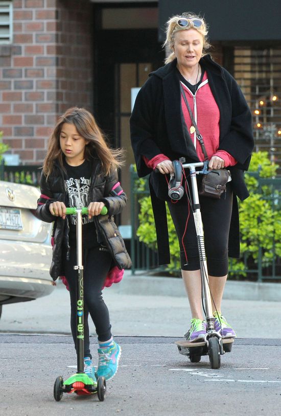 Żona Hugh Jackmana z córką na hulajnogach (FOTO)