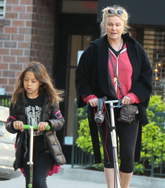 Żona Hugh Jackmana z córką na hulajnogach (FOTO)
