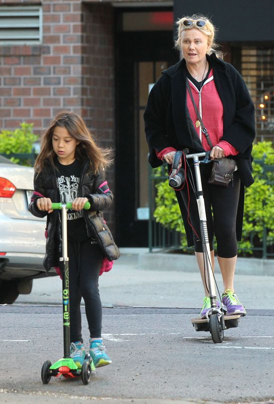 Żona Hugh Jackmana z córką na hulajnogach (FOTO)