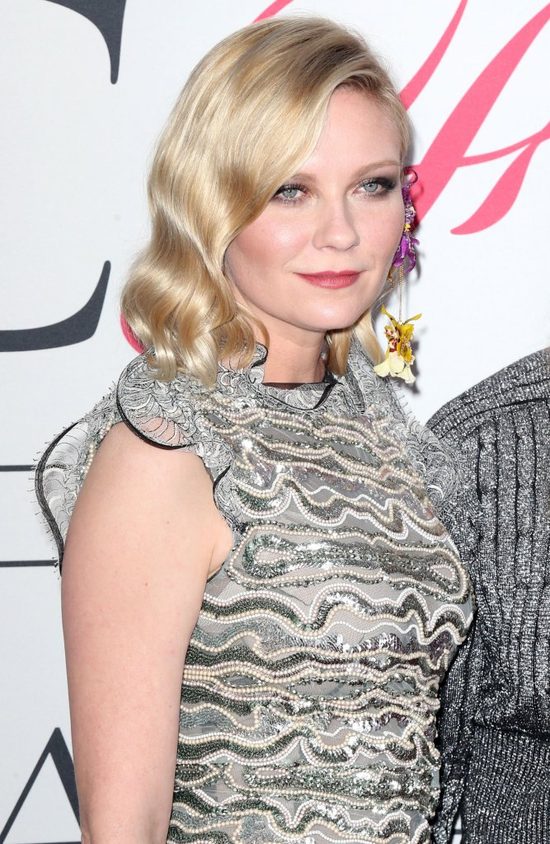 Kreacje i makijaże gwiazd na gali wręczenia nagród CFDA (FOTO)