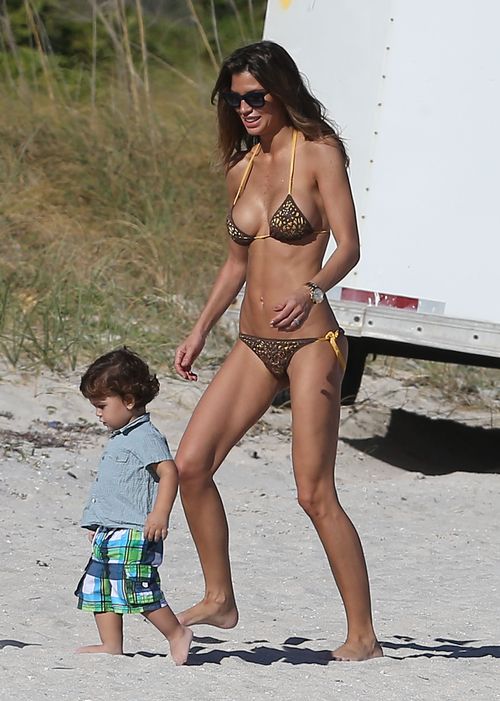 Claudia Galanti, czyli seksowna mama na plaży
