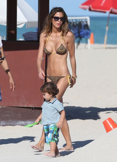 Claudia Galanti, czyli seksowna mama na plaży