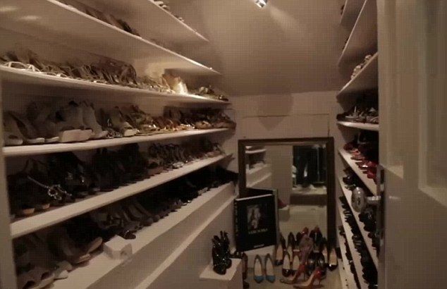 Jennifer Lopez pokazała swoja gigantyczną garderobę (VIDEO)