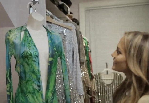 Jennifer Lopez pokazała swoja gigantyczną garderobę (VIDEO)