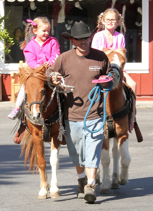 Ben Affleck oraz Jack Osbourne z rodzinami na bazarze (FOTO)