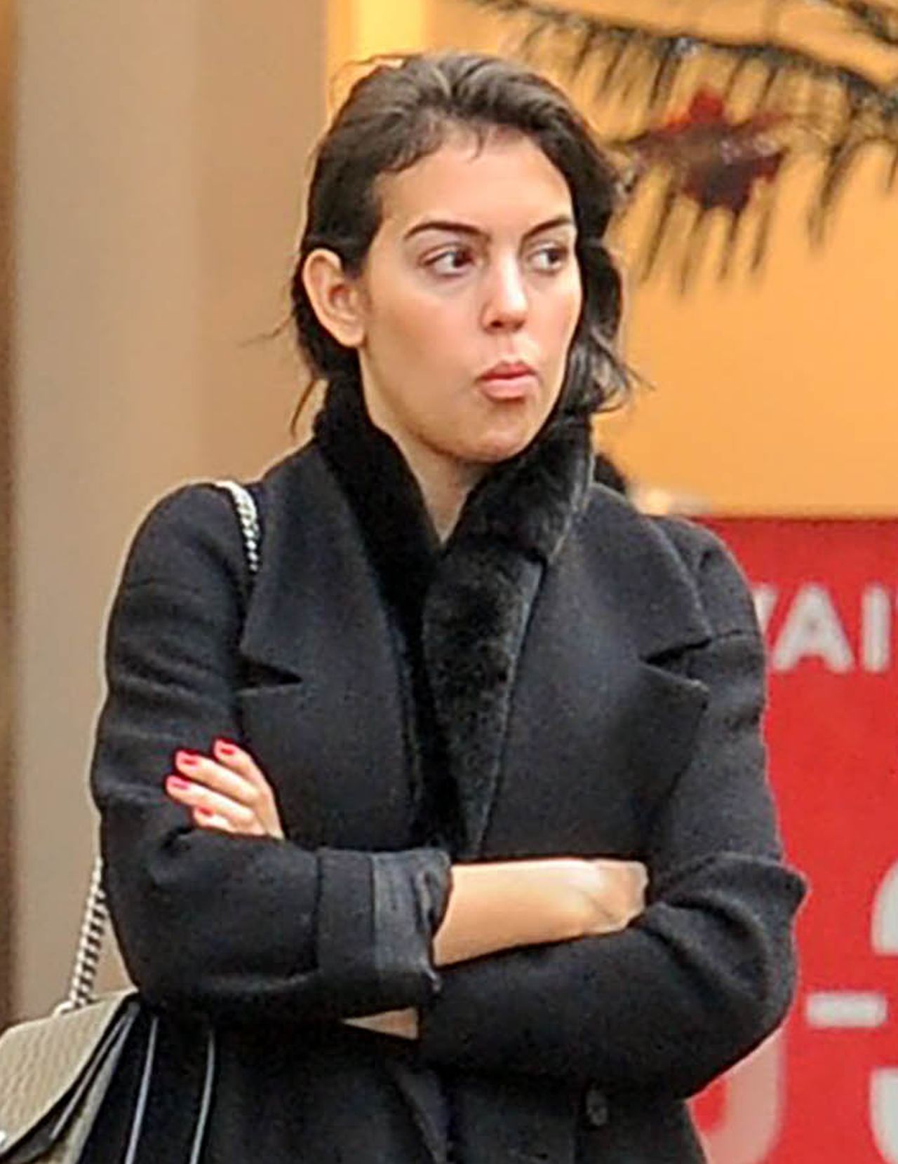 Dziewczyna Cristiano Ronaldo rozczochrana i bez makijażu kupuje bieliznę ZDJĘCIA Dziewczyna Cristiano Ronaldo rozczochrana i bez makijażu kupuje bieliznę ZDJĘCIA