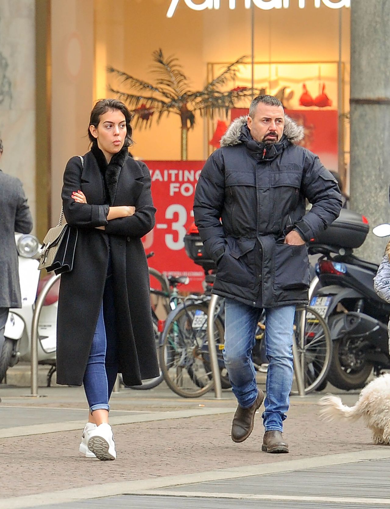 Dziewczyna Cristiano Ronaldo rozczochrana i bez makijażu kupuje bieliznę ZDJĘCIA Dziewczyna Cristiano Ronaldo rozczochrana i bez makijażu kupuje bieliznę ZDJĘCIA