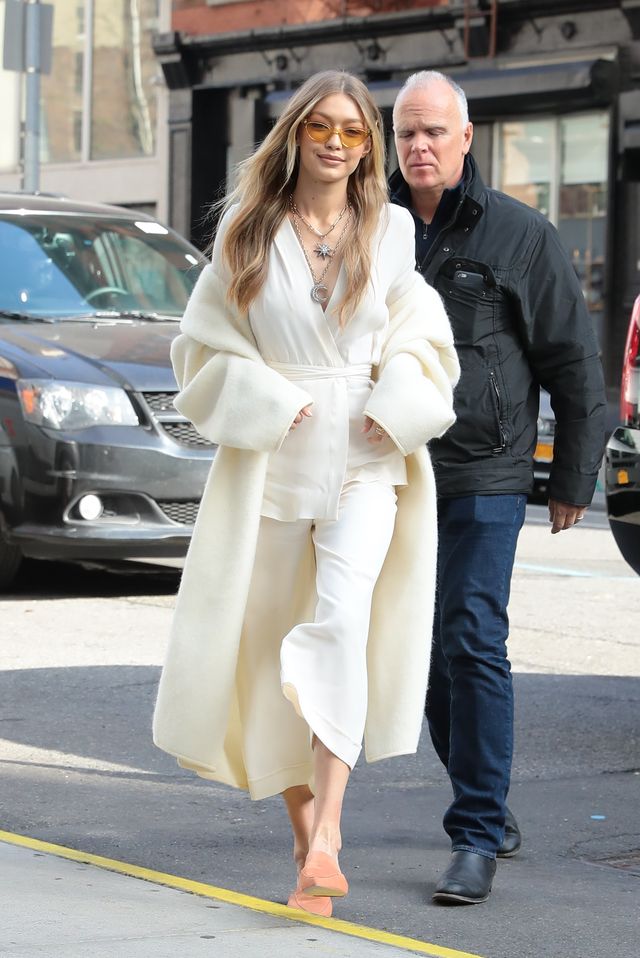 Anioł na ulicach Nowego Jorku? Nie, to Gigi Hadid w bieli