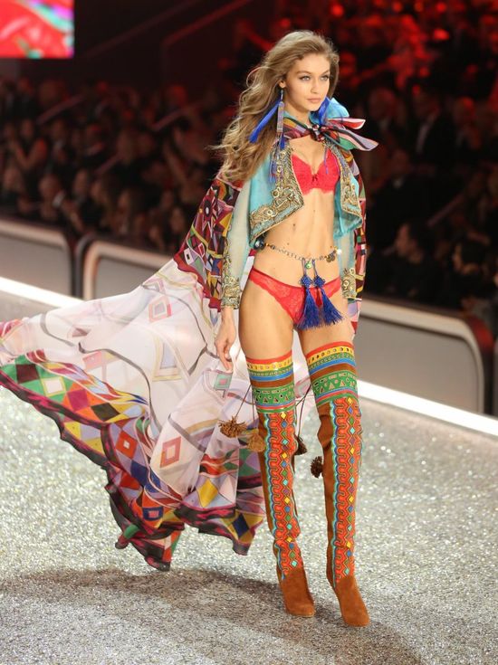 Rok temu Kendall i Gigi zostały ZMIAŻDŻONE przed modelki VS. Jak było teraz?