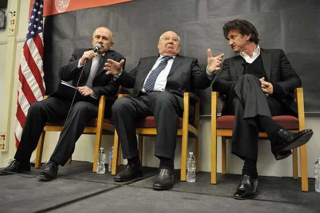 Dziwna fryzura Seana Penna na spotkaniu z Gorbaczowem (FOTO)