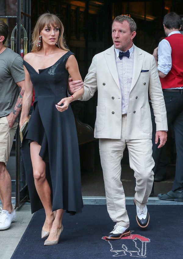 Świeżo upieczona żona Guy'a Ritchiego uwodzi na premierze