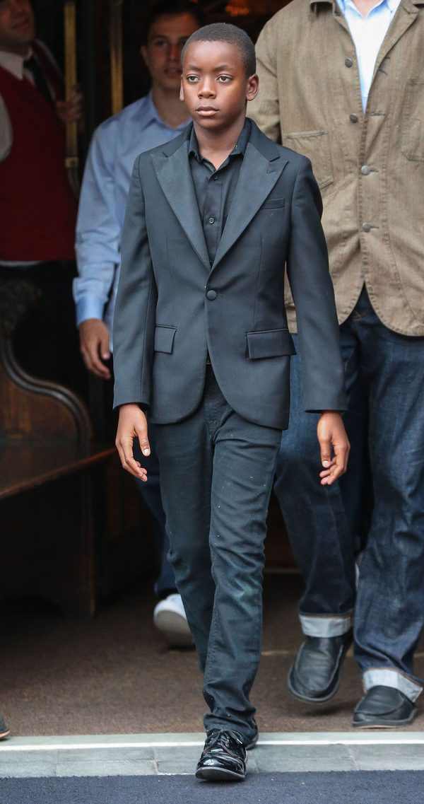 Świeżo upieczona żona Guy'a Ritchiego uwodzi na premierze