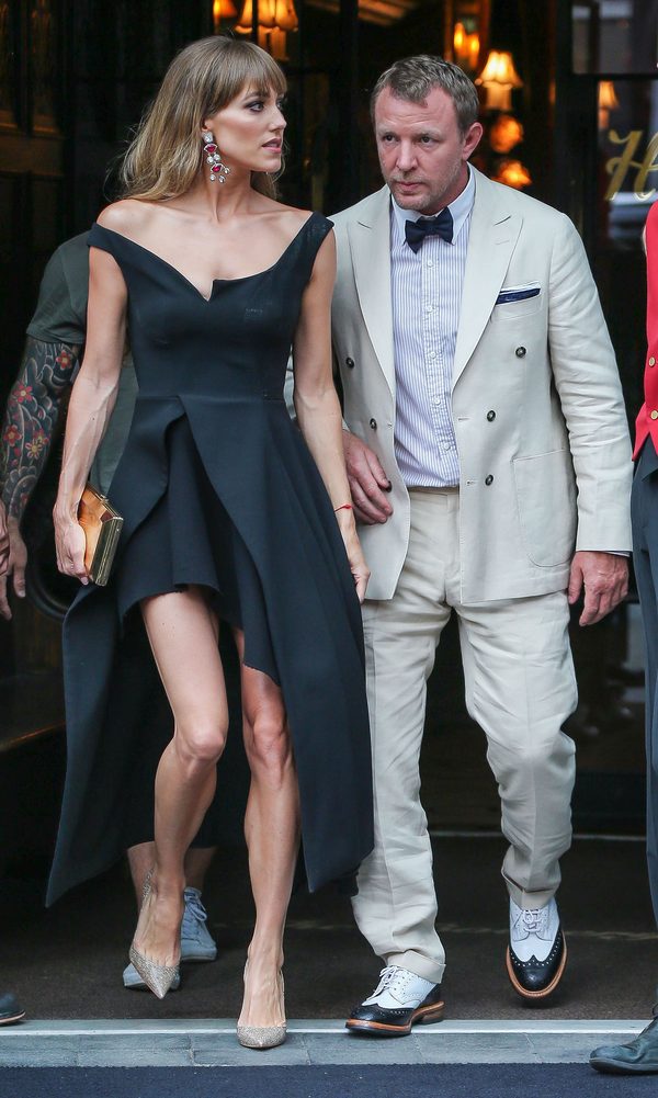 Świeżo upieczona żona Guy'a Ritchiego uwodzi na premierze