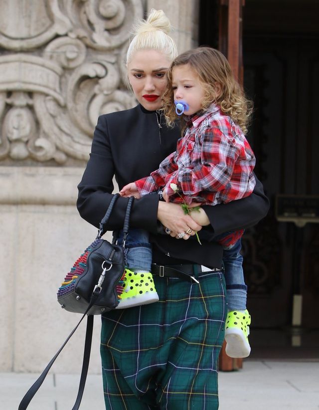 Gwen Stefani z trójką dzieci pojechała w niedzielę do kościoła (FOTO)