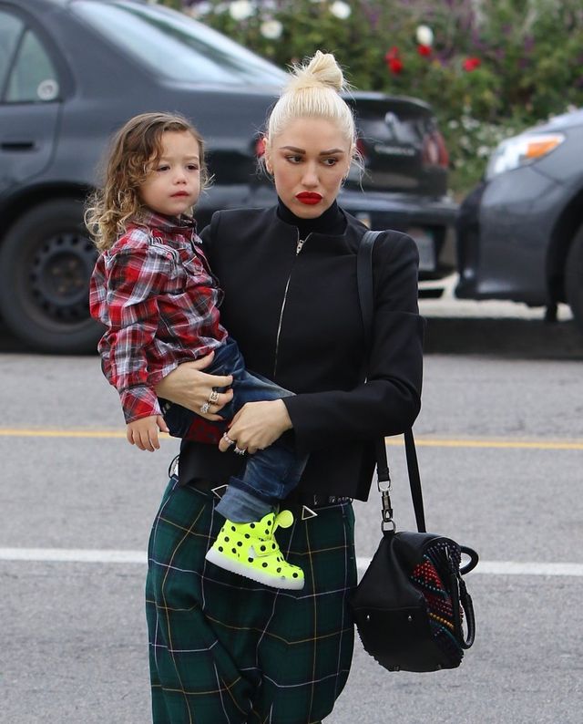 Gwen Stefani z trójką dzieci pojechała w niedzielę do kościoła (FOTO)