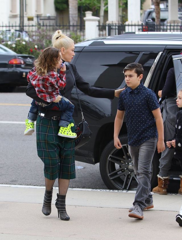 Gwen Stefani z trójką dzieci pojechała w niedzielę do kościoła (FOTO)