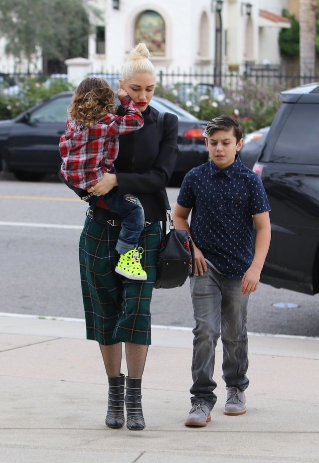 Gwen Stefani z trójką dzieci pojechała w niedzielę do kościoła (FOTO)