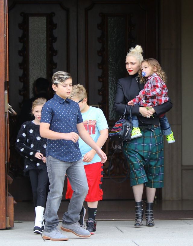 Gwen Stefani z trójką dzieci pojechała w niedzielę do kościoła (FOTO)