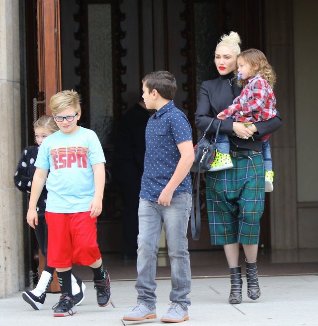 Gwen Stefani z trójką dzieci pojechała w niedzielę do kościoła (FOTO)