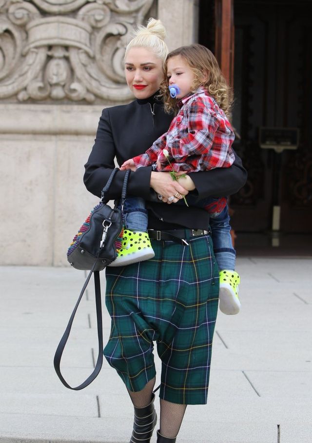 Gwen Stefani z trójką dzieci pojechała w niedzielę do kościoła (FOTO)