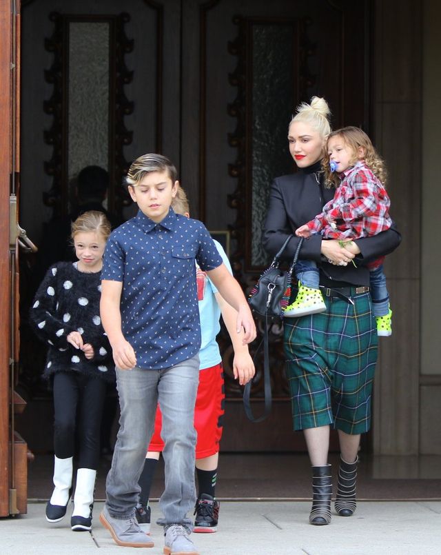 Gwen Stefani z trójką dzieci pojechała w niedzielę do kościoła (FOTO)