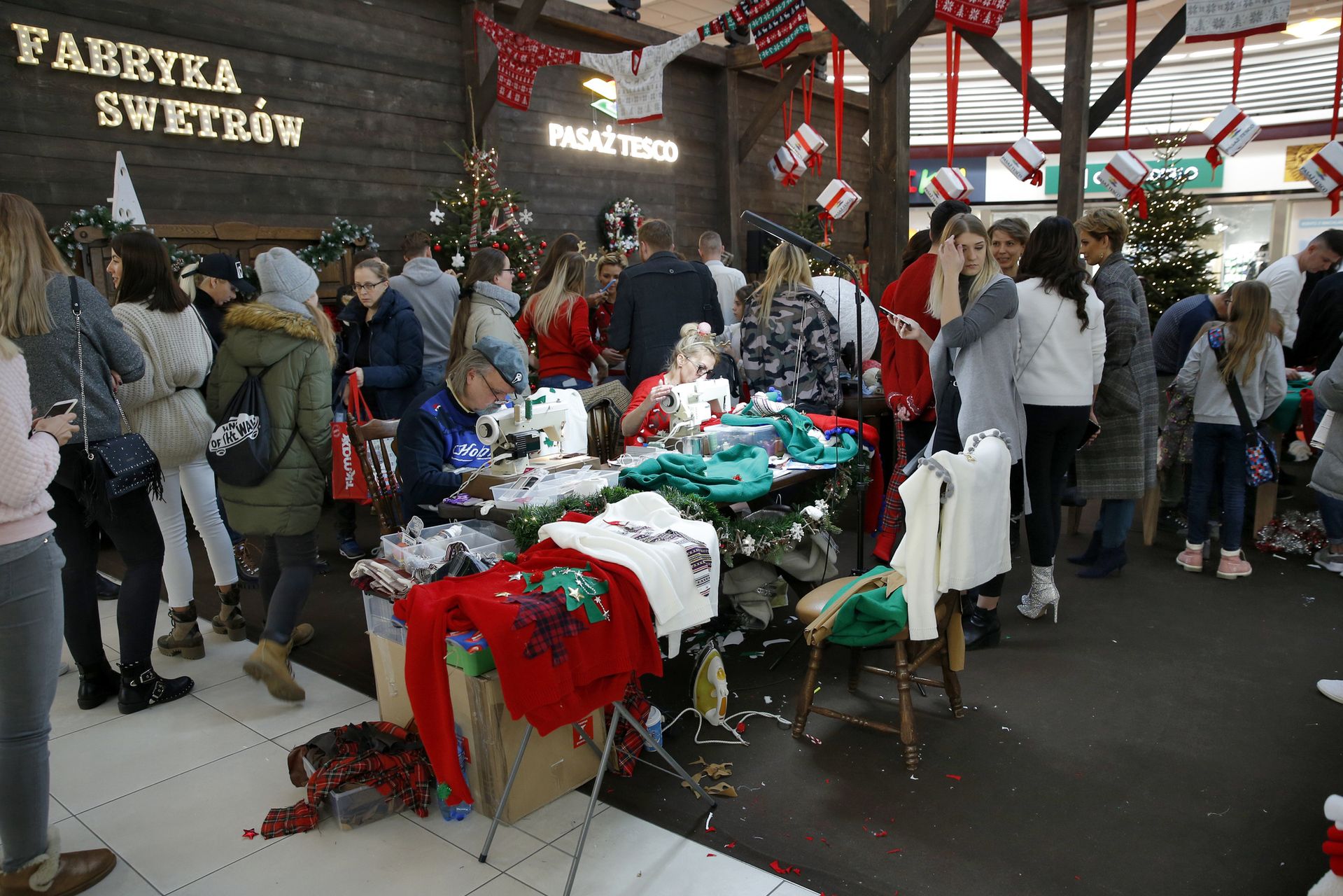 Gwiazdy w świątecznych stylizacjach - Rozenek, Halejcio, Jabłczyńska (ZDJĘCIA)