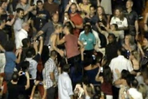 Gwyneth Paltrow dostała spontanicznego buziaka (VIDEO) Gwyneth Paltrow dostała spontanicznego buziaka (VIDEO)