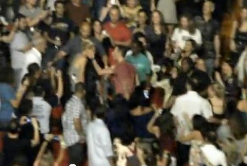 Gwyneth Paltrow dostała spontanicznego buziaka (VIDEO)