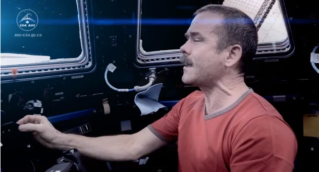 Na pożegnanie kosmosu zaśpiewał Space Oddity (VIDEO)