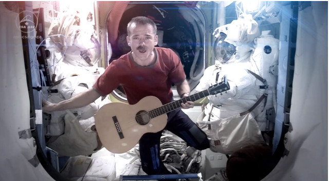 Na pożegnanie kosmosu zaśpiewał Space Oddity (VIDEO)