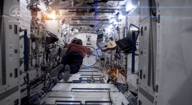 Na pożegnanie kosmosu zaśpiewał Space Oddity (VIDEO)