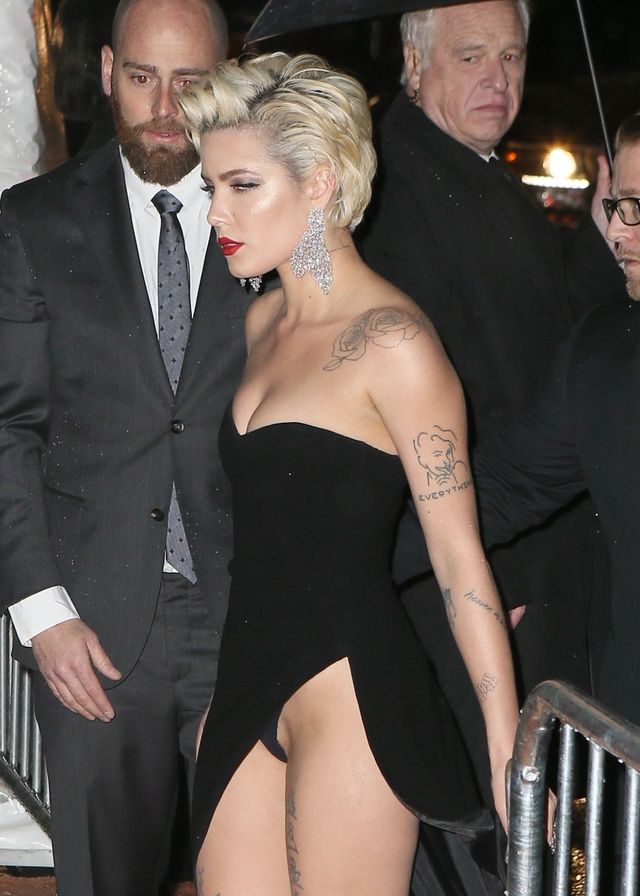 Ups! Halsey pokazała, co ma pod majtkami na gali Amfar (ZDJĘCIA)