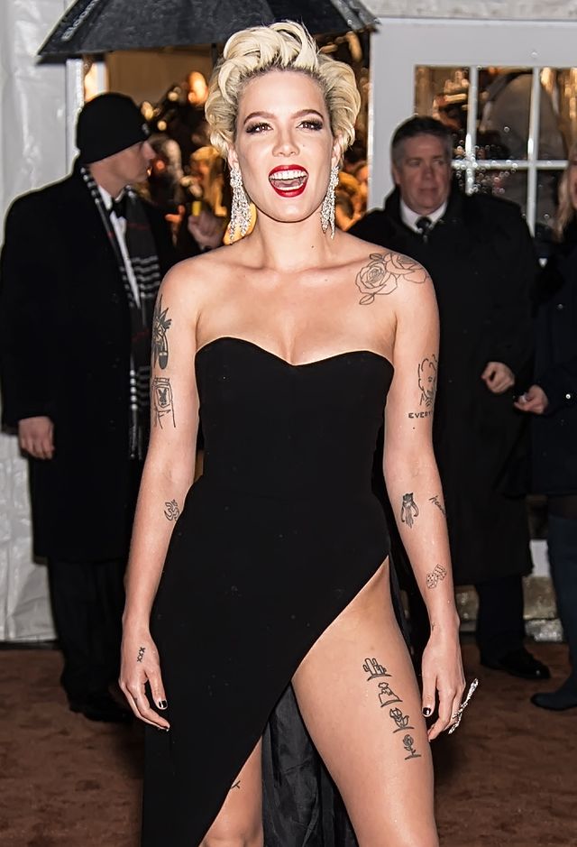 Ups! Halsey pokazała, co ma pod majtkami na gali Amfar (ZDJĘCIA)