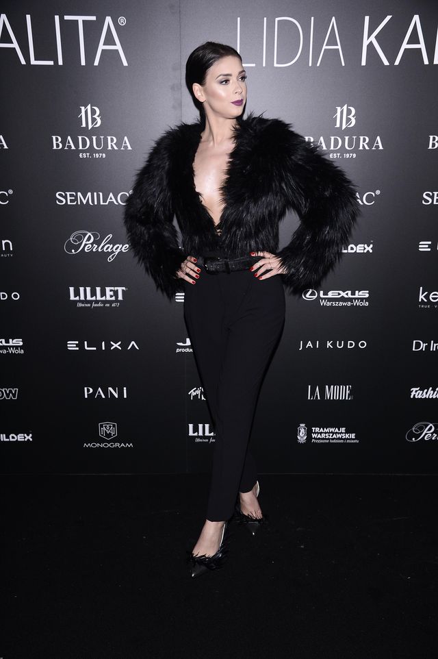 Klaudia Halejcio i jej IMPONUJĄCY dekolt na pokazie Lidii Kality (ZDJĘCIA)