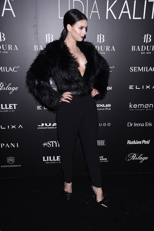 Klaudia Halejcio i jej IMPONUJĄCY dekolt na pokazie Lidii Kality (ZDJĘCIA)