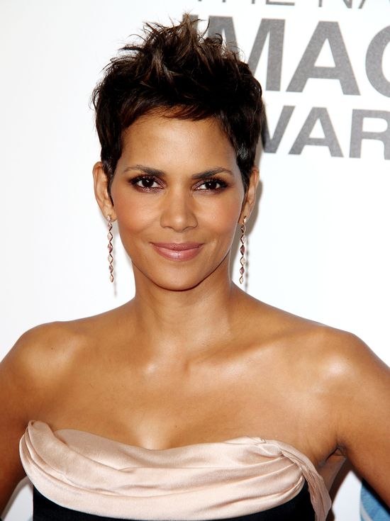 Co robić, żeby mieć piękny i jędrny biust jak Halle Berry?  